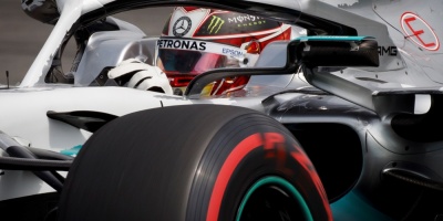 Hamilton logra la 'pole' ante la desgracia de Ferrari