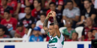  Uruguayo Lozano anota dos goles en triunfo de Santos, ratificado como l�der