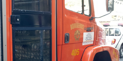Bomberos rescatan a dos personas tras incendiarse su apartamento