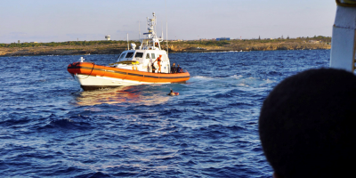 Nueve migrantes del "Open Arms" se lanzan al agua para llegar a Lampedusa