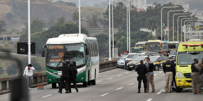 Un hombre mantiene rehenes y amenaza con incendiar un mnibus en Brasil