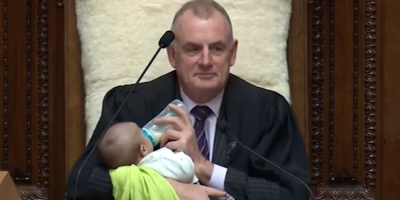 Presidente del Parlamento neozelands cuida a un beb durante sesin