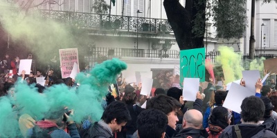 Cientos de personas protestaron ante la Embajada de Brasil en Montevideo por los incendios en la Amazonia