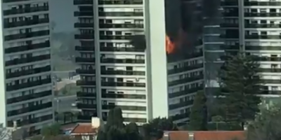 Un incendio afecta a torre en Pocitos