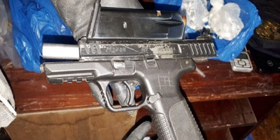Tres detenidos, armas y drogas incautadas tras allanamientos en Casavalle
