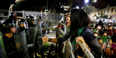 Doce estatuas en Quito lucieron de verde a favor del aborto por violaci�n