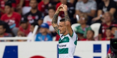 Brian Lozano anota dos goles y pone al Santos en el liderato