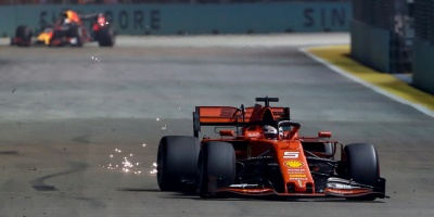 Vettel se al�a con la estrategia para imponerse a Leclerc