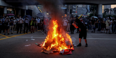 Miles de hongkoneses toman las calles para protestar contra ley anti-mscaras