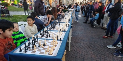 Ajedrez: Luca Maln brinda una multitudinaria simultnea en la plaza de Minas