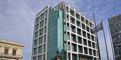 Funcionarios realizan casamientos frente a Torre Ejecutiva en se�al de protesta