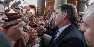 Gobierno brasileo podr bloquear celulares en reas en torno a Bolsonaro