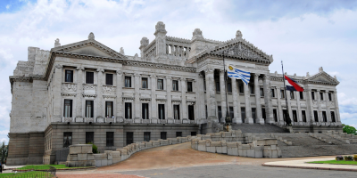 Encuesta revela que el 77% de la poblacin est "de acuerdo" con bajar salarios de legisladores