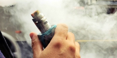 Investigaciones sobre los perjuicios de "fumar" cigarrillos alternativos, lleva a a prohibir "vapear" en los parques de Miami Beach