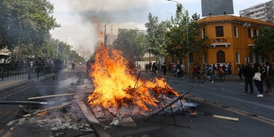 Tres muertos en el incendio de un supermercado durante disturbios en Santiago