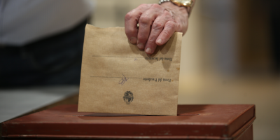Los candidatos aguardan resultados en los centros de campaa