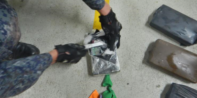 Encontraron 5 ladrillos de cocana en un buque porta contenedores