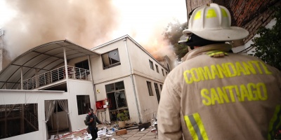 Incendian edificio histrico y allanan embajada de Argentina en Chile