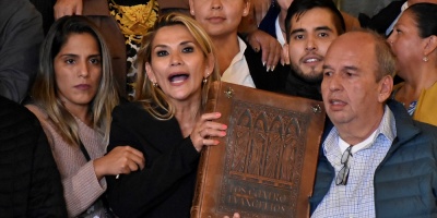 La senadora opositora Jeanine ez asume la presidencia interina de Bolivia