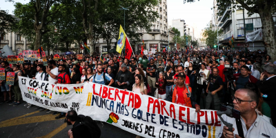 Cientos de personas se manifestaron en Montevideo en apoyo a Evo Morales