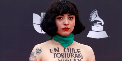 Mon Laferte desnud su torso en los Latin Grammy y denunci que en Chile "matan"