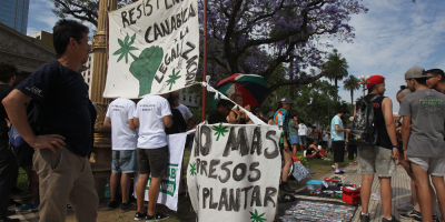 Centenares de personas piden una ley que legalice la marihuana en Argentina