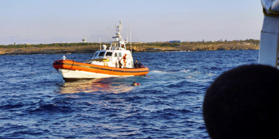 Ms de 350 migrantes esperan un puerto tras ser rescatados en el Mediterrneo