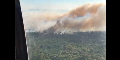 El fuego contina sin control en el balneario La Esmeralda y varias casas fueron destruidas 