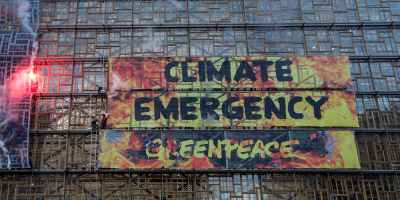 Greenpeace despliega pancarta contra cambio climtico en sede de cumbre UE