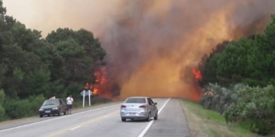 El fuego se aproxima a Punta del Diablo