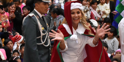 Con capa y gorro navideos, ez entreg regalos a nios en Bolivia