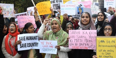 Suspenden internet y telefona en partes de Delhi mientras escalan protestas