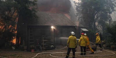 Un muerto ms y 23 bomberos heridos por los incendios en el sur de Australia