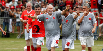 Lula jug� un partido de f�tbol con aliados para celebrar su libertad