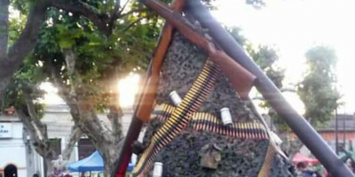 Bayardi orden retirar "rbol navideo" armado con material blico del Ejrcito