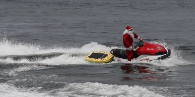 Pap� Noel sustituy� el trineo por una moto acu�tica en R�o de Janeiro