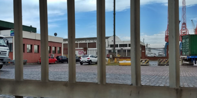 Una fuerte guardia policial custodia el cargamento de cocana incautado en el Puerto