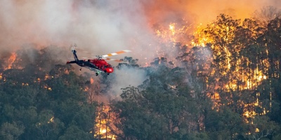 Los voraces incendios acorralan a miles de personas en playas en Australia
