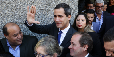 Guaid y diputados opositores ingresan por la fuerza al Parlamento venezolano