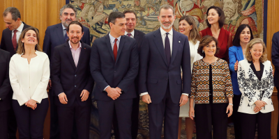 Nuevo gobierno espaol, de coalicin de izquierda, toma posesin ante el rey