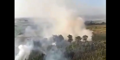 Bomberos trabajan en incendio que afecta a zona de cerros en Minas