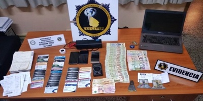 Detuvieron a una pareja que clonaba tarjetas y extraan dinero de diferentes cajeros