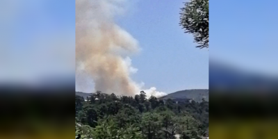 Bomberos trabaja para abatir un incendio que se registra en la ladera oeste del Cerro Pan de Azcar, Maldonado 