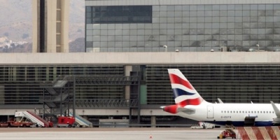 Dos aviones con 350 evacuados de China llegan a California para cuarentena