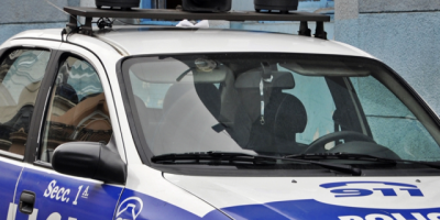 Dos policas fueron objeto de robos; los delincuentes se llevaron un arma