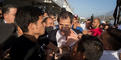 Guaid es recibido con una paliza por parte de oficialistas, tras aterrizar en Caracas