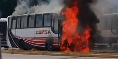 Se incendi un mnibus de Copsa esta maana en las afueras de la Terminal Ro Branco