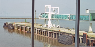 Un barco de pasajeros choc en el Puerto de Colonia