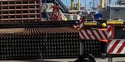 Llegaron al puerto de Montevideo los primeros 200 km de rieles para el nuevo Ferrocarril Central