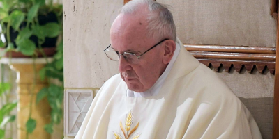 El papa no participar en los ejercicios de Cuaresma por un resfro